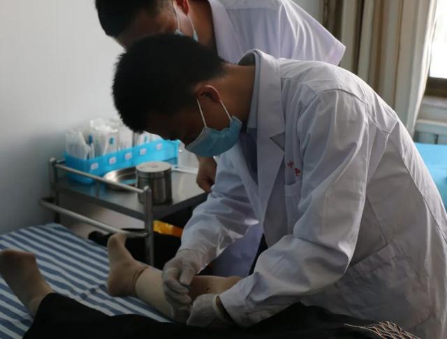 中医药健康扶贫国家中医医疗队到州中医医院开展巡回医疗活动纪实（二）