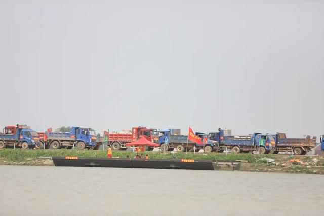 鄱阳县万亩圩堤决口15个行政村被淹，专家：当守则守，该弃就弃