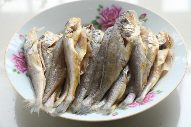这种小鱼又鲜又嫩，好吃又便宜，学会这个做法，比外面做的还好吃