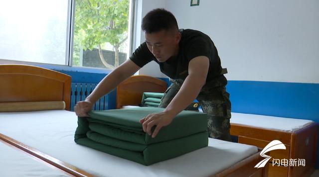 101秒丨正能量!济宁市民游玩不慎落水 武警战士下水救人