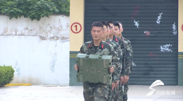 101秒丨正能量!济宁市民游玩不慎落水 武警战士下水救人
