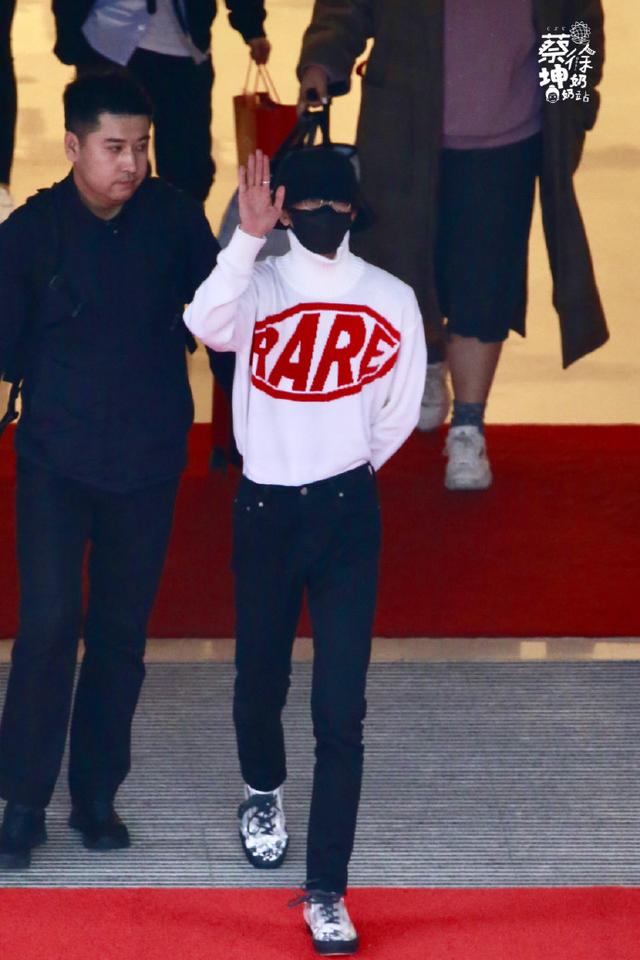 200119 蔡徐坤平安抵达广州 芳心纵火犯枪口狙击biubiubiu