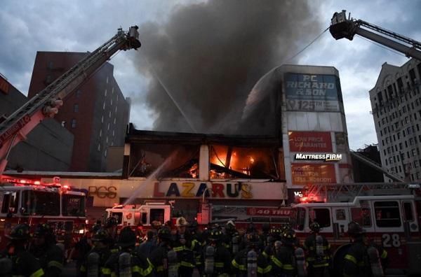 纽约曼哈顿一栋商业建筑突发火灾，部分楼体已