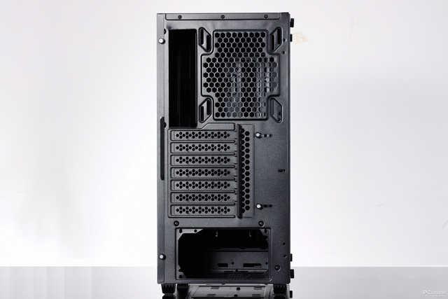 半侧透又贵又丑？200块的全景侧透机箱了解一下