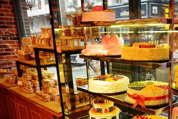 在县城开一个蛋糕店需要多少钱？