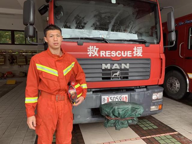 今天中午雨最大的时候，杭州消防员楼顶飞扑救下一个人