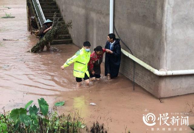 重庆多地突降暴雨，警方全力抢险救援
