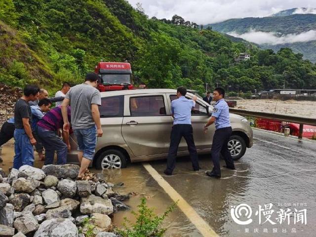 重庆多地突降暴雨，警方全力抢险救援