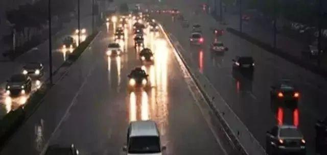 这些雨天驾驶十大危险行为！您有中招吗？