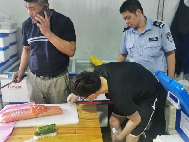 金华排查大型商超三文鱼销售情况 多家餐饮机构