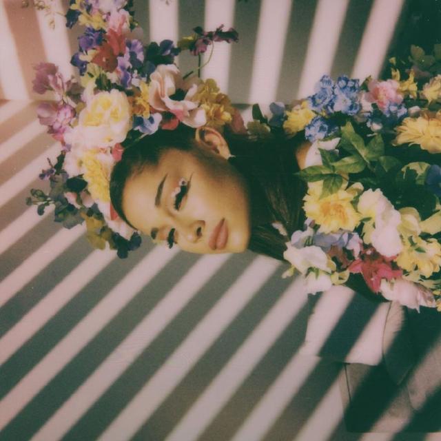 花仙子！A妹庆生派对 鲜花眼妆和男友甜蜜拥吻