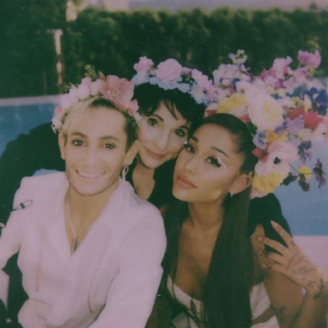 花仙子！A妹庆生派对 鲜花眼妆和男友甜蜜拥吻