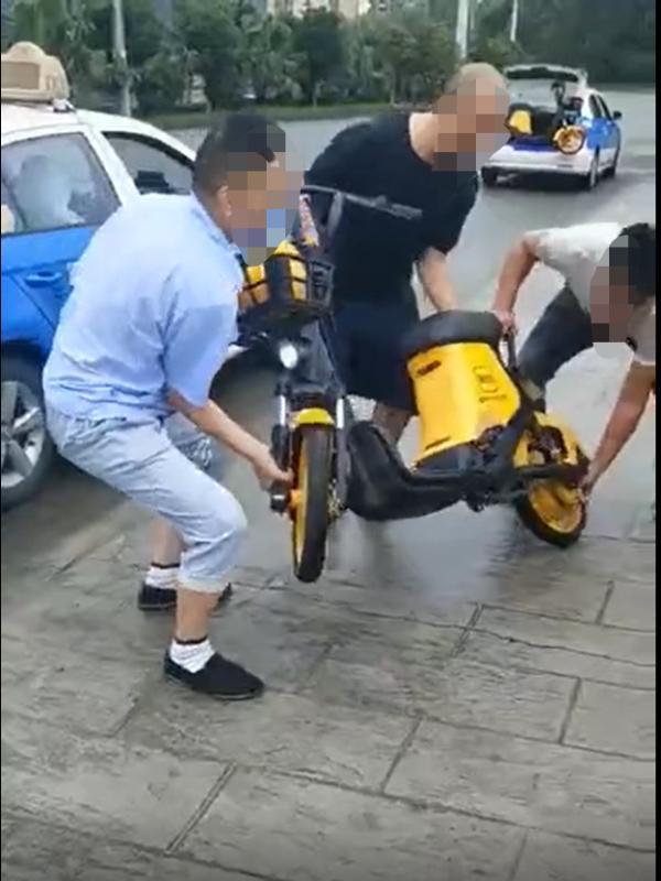 四川广汉出租车司机将共享电动车扔下河，警方通报来了
