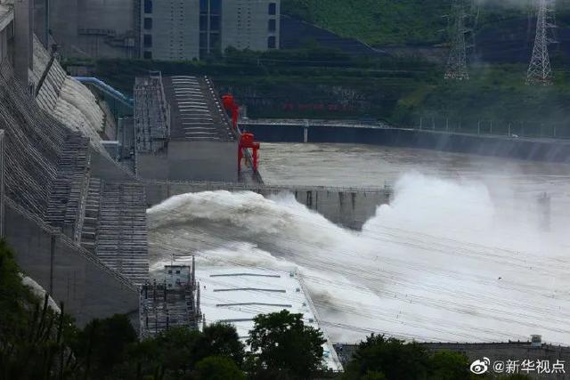 三峡！今年第一次泄洪