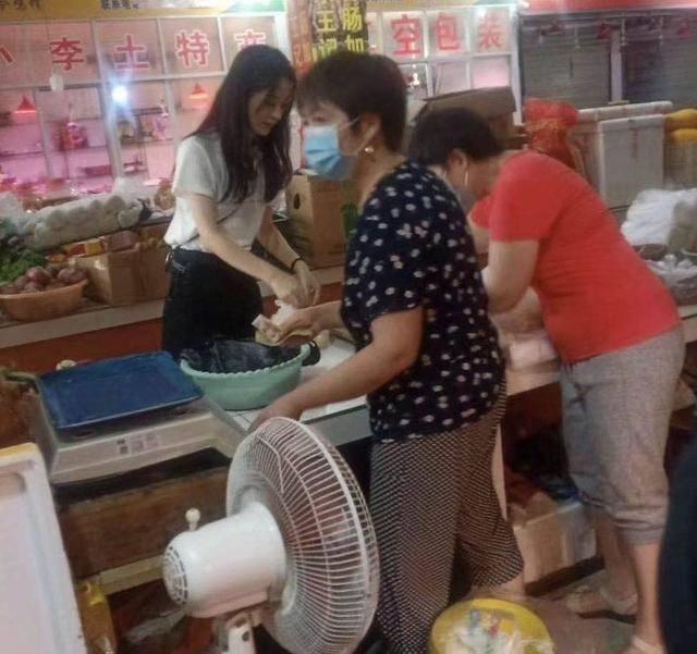 【买菜】赵丽颖黄晓明买菜 抢她手里的帆布包两人画面太欢乐