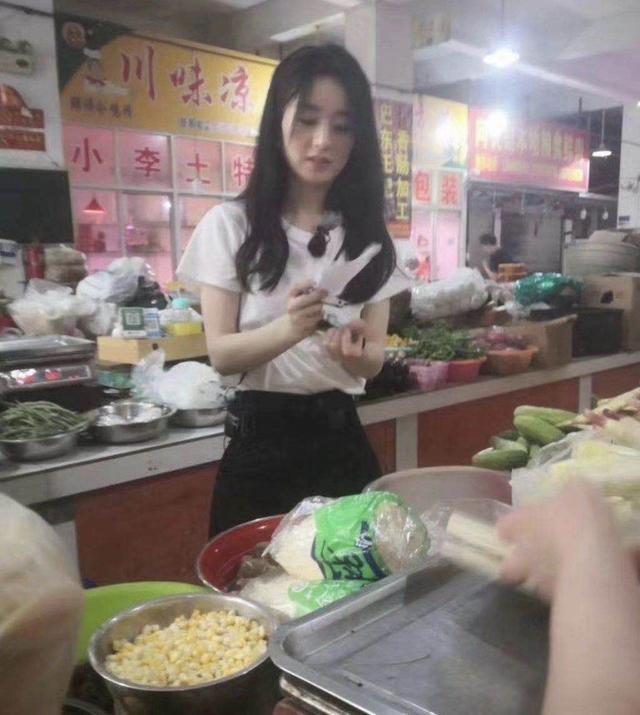 【买菜】赵丽颖黄晓明买菜 抢她手里的帆布包两人画面太欢乐