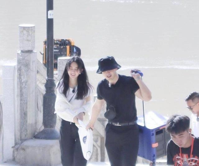 【买菜】赵丽颖黄晓明买菜 抢她手里的帆布包两人画面太欢乐