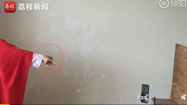 90后模仿东方不败练成飞针绝技:3米之内随手弹入木板