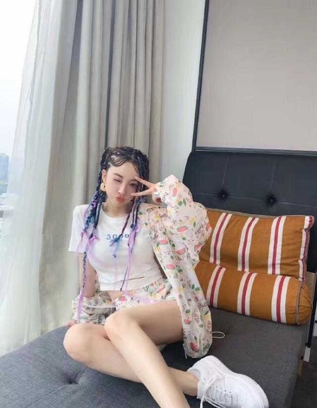 性感热辣！李小璐脏辫造型 链条牛仔裤秀马甲线