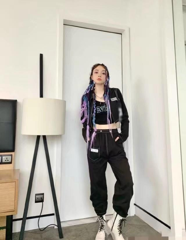 性感热辣！李小璐脏辫造型 链条牛仔裤秀马甲线