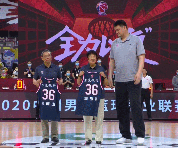 『南山』姚明赠钟南山院士及夫人李少芬36号球衣 据悉两位老人都是1936年出生