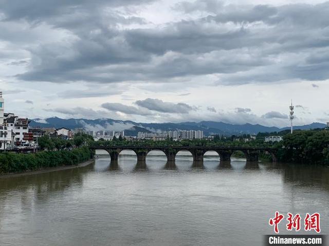 安徽黄山明代古桥被洪水冲毁 市民冒雨看望