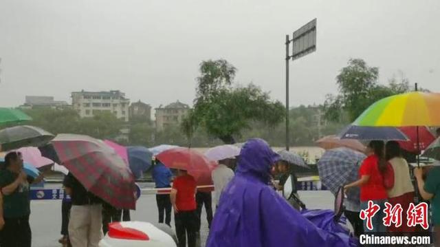 安徽黄山明代古桥被洪水冲毁 市民冒雨看望