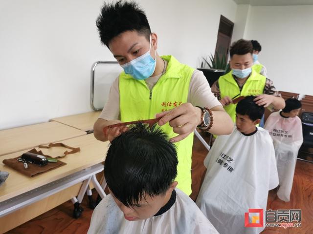 平时“嫌贵”的大咖为特殊学校学生免费理发