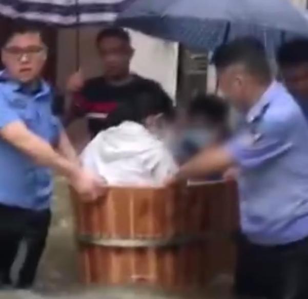 澡盆|高考生坐澡盆被民警护送进考场