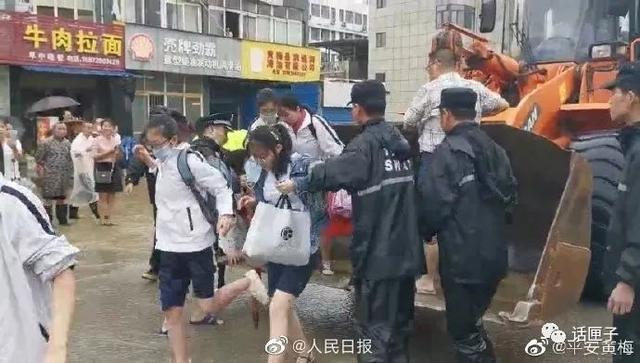 “鱼再大，也没命大！”新安江水库首次9孔全开泄洪，有人在“农夫山泉”里捞“千岛湖胖头鱼”……