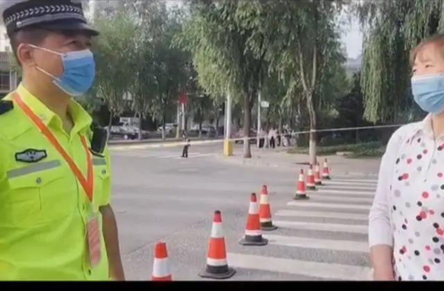 风驰电掣 临夏公安交警8分钟“高考时速”送准考证