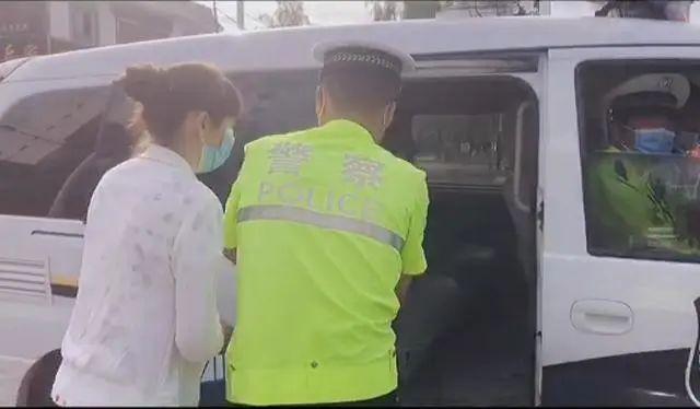 风驰电掣 临夏公安交警8分钟“高考时速”送准考证