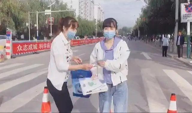 风驰电掣 临夏公安交警8分钟“高考时速”送准考证