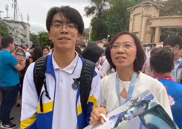 收到|一出考场就收到妈妈送的高达模型 网友：现在孩子真幸福