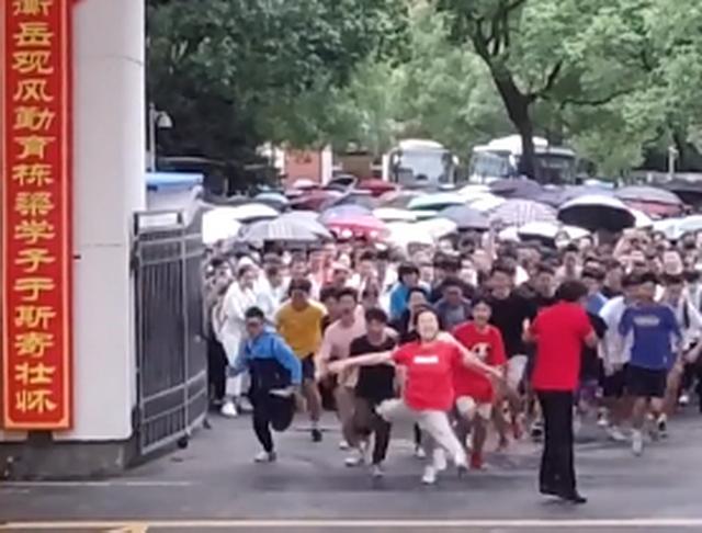 考生|开心到劈叉考生曾获世界健美操亚军 网友：原来是王者