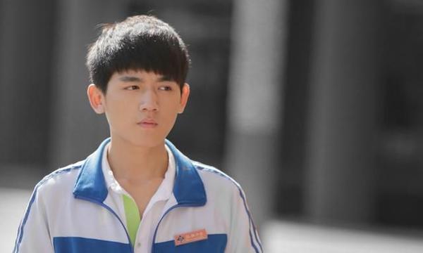 还记得《最好的我们》里面的韩叙吗？他现在长这样