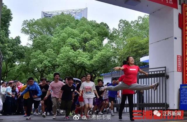 考完|女孩高考完哭着说假期规划是减肥 真实可爱！