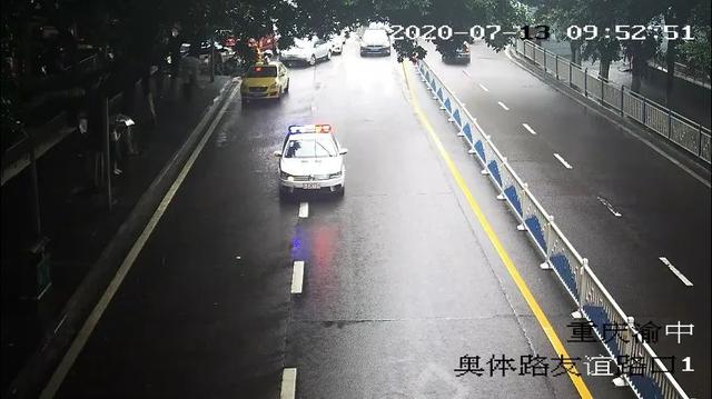 重庆|渝中警讯丨驾驶员突发疾病，渝中交巡警火速送医
