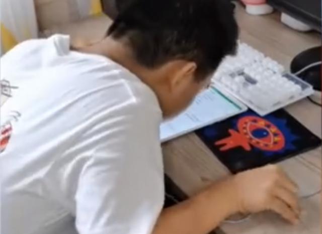 少年|15岁脑瘫少年用嘴写2万字剧本 网友：这才是真正的榜样