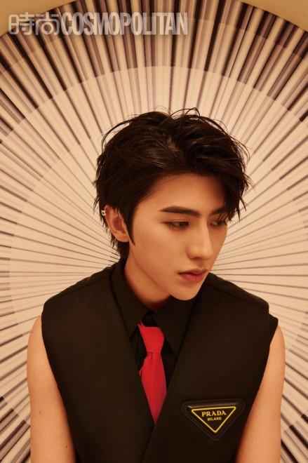 蔡徐坤鱼眼镜头封面释出 展现狮子座的凌厉与温柔