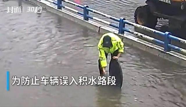 30秒｜重庆主城又迎暴雨天气 交巡警赤足清理排水口被赞“别样”风景线