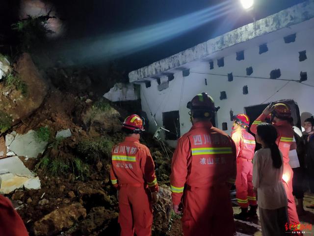 四川甘洛一村子山体垮塌致2人被埋 被救出时已无生命体征