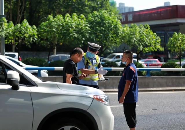 重庆|渝中警讯丨洪峰烈日双至，渝中交巡警们这样做