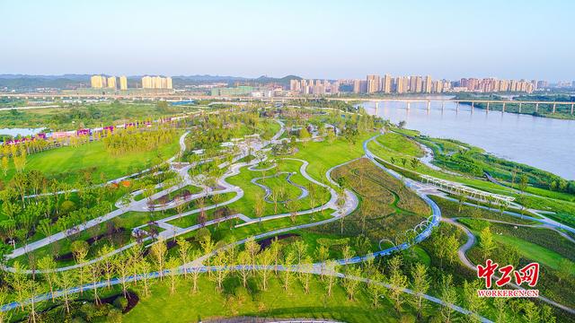 四川遂宁：航拍城市湿地美景如画