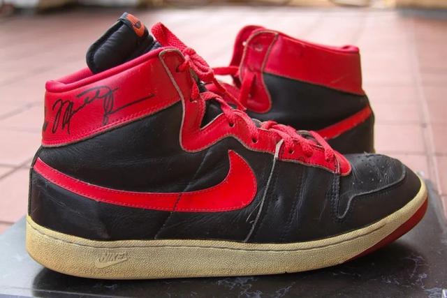 这才是真正的「黑红禁穿」！MJ 的话题战靴终于要来了
