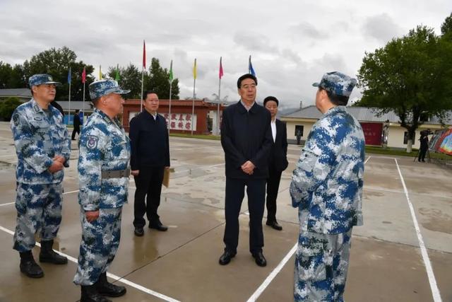 “八一”建军节 自治区领导代表全区各族人民向驻藏部队官兵致敬