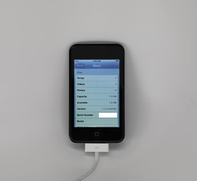 还记得iPhone 7的Jet Black配色吗？它在初代iPod touch的原型机上出现过