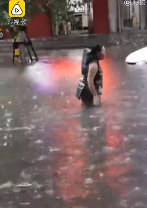 游泳|女子积水中游泳险遭车撞 这么脏的水也敢去“潜泳”心真大