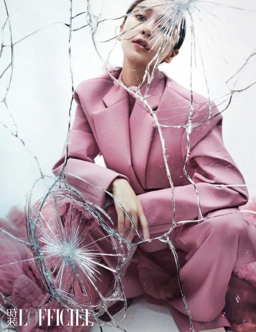 大片|Angelababy碎玻璃大片 皮衣造型气场全开极具风格