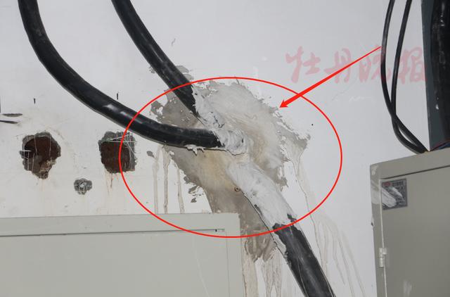 菏澤成武縣一小區(qū)漏水致電梯停運半個月，業(yè)主每天爬樓梯苦不堪言